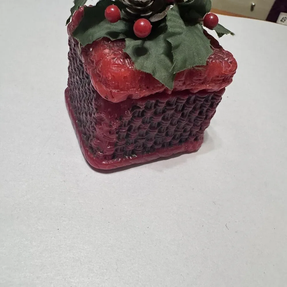 Vintage Holly Berry Basket shaped candle Christmas 1984 Wax square box w/ lid‎